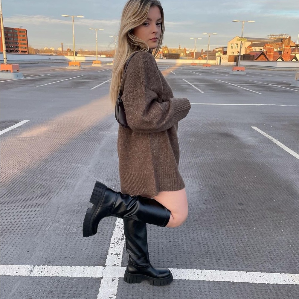 🌺☀️HP☀️🌺 𝐋𝐀𝐒𝐓 𝗡𝗪𝗧 𝗭𝗮𝗿𝗮 • High Shaft Treaded Sole Boots - Picture 10 of 17